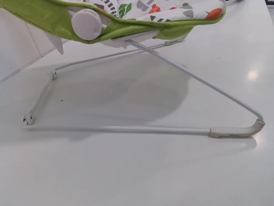 Estrutura metálica com pequenas marcas de uso Estrutura metálica com pequenas marcas de uso